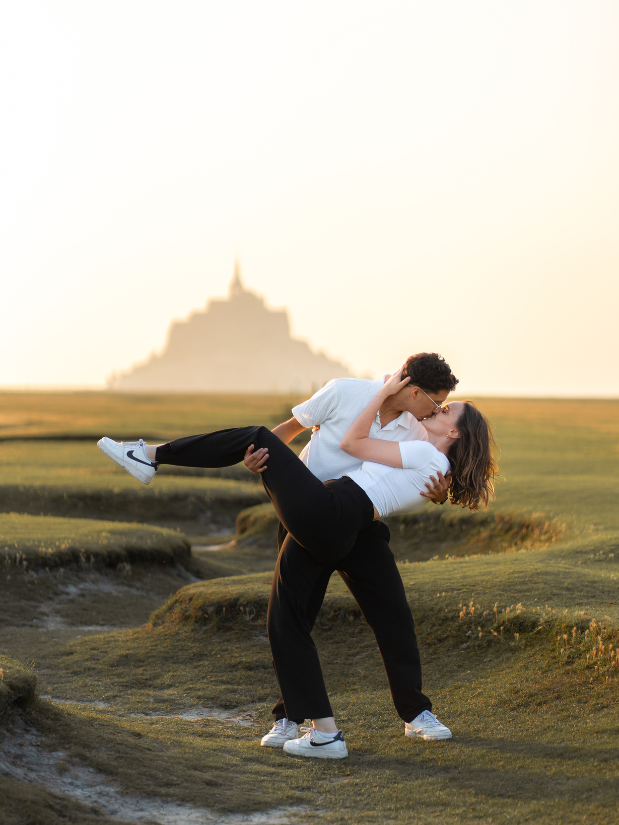 Couple de mariés complice