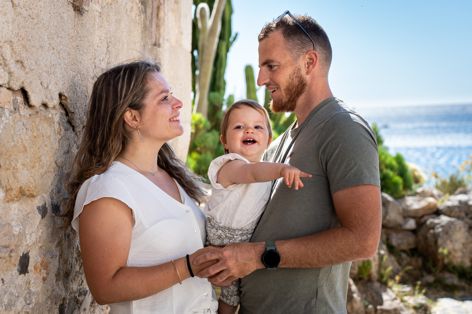 Famille et bébé au soleil